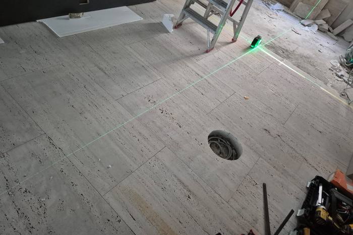 Travertin-Naturstein wird auf einer Baustelle verlegt