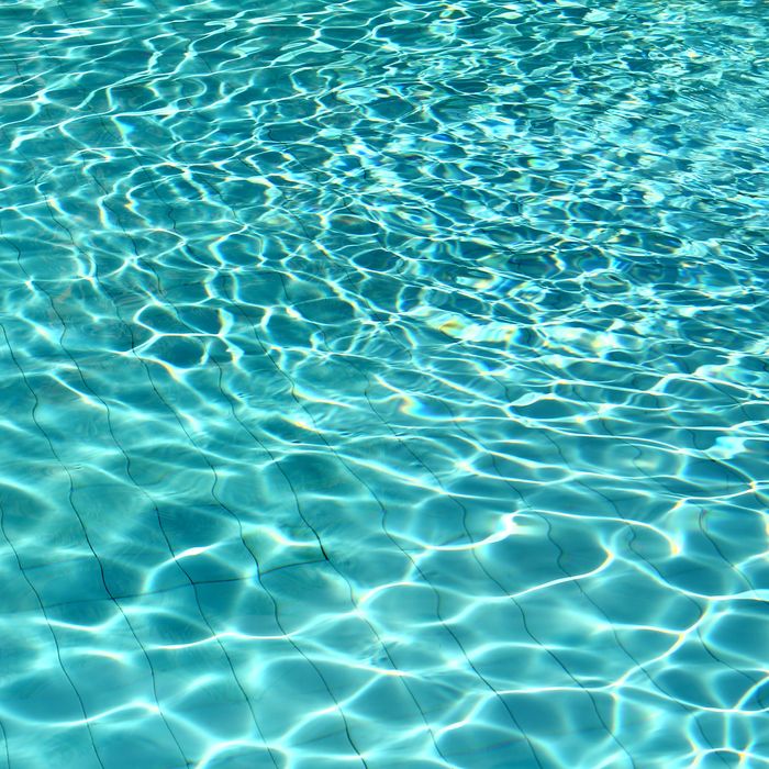 Türkisblaues Wasser mit Lichtreflexionen im Pool