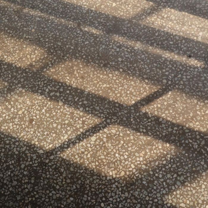 Terrazzoboden im Schattenspiel der Sonne