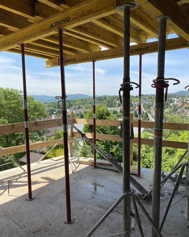 Deckenschalung mit Stützen vor der Betonage, Blick ins Tal