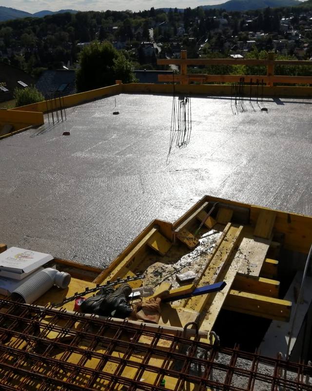 Frisch betonierte Geschoßdecke mit Blick über Wien