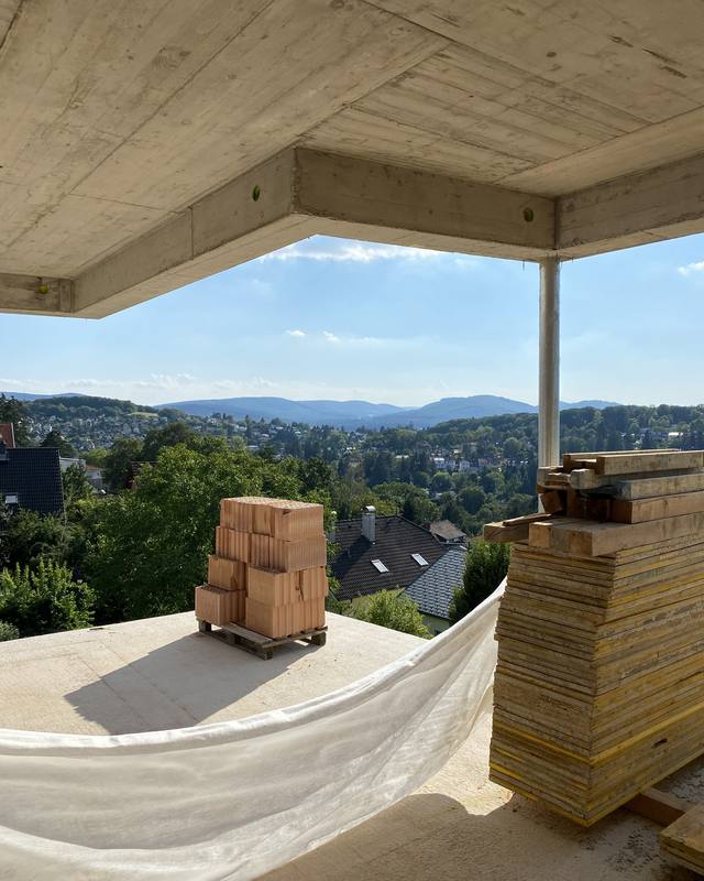 Auskragende Sichtbetondecke mit Panoramablick