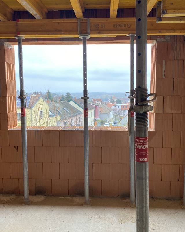 Fensteröffnung im Rohbau mit Deckenschalung und Stützen