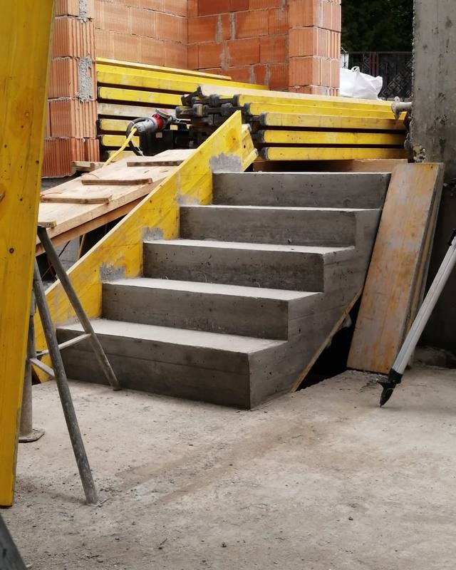 Betonfertigteiltreppe im Rohbau